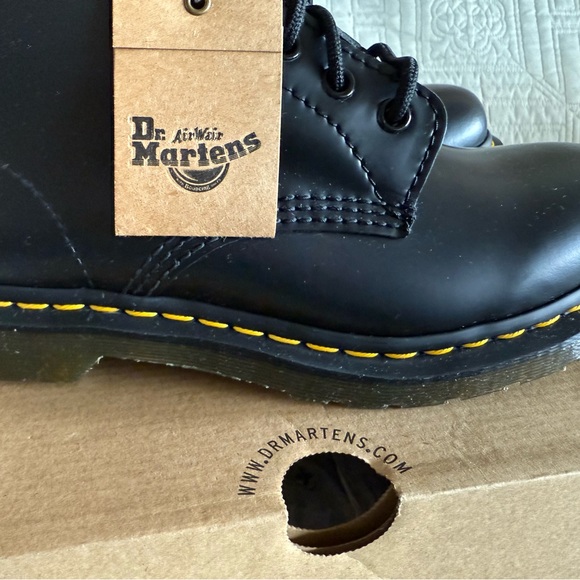Dr. Martens Black Leather Boots UNISEX - Picture 6 of 9